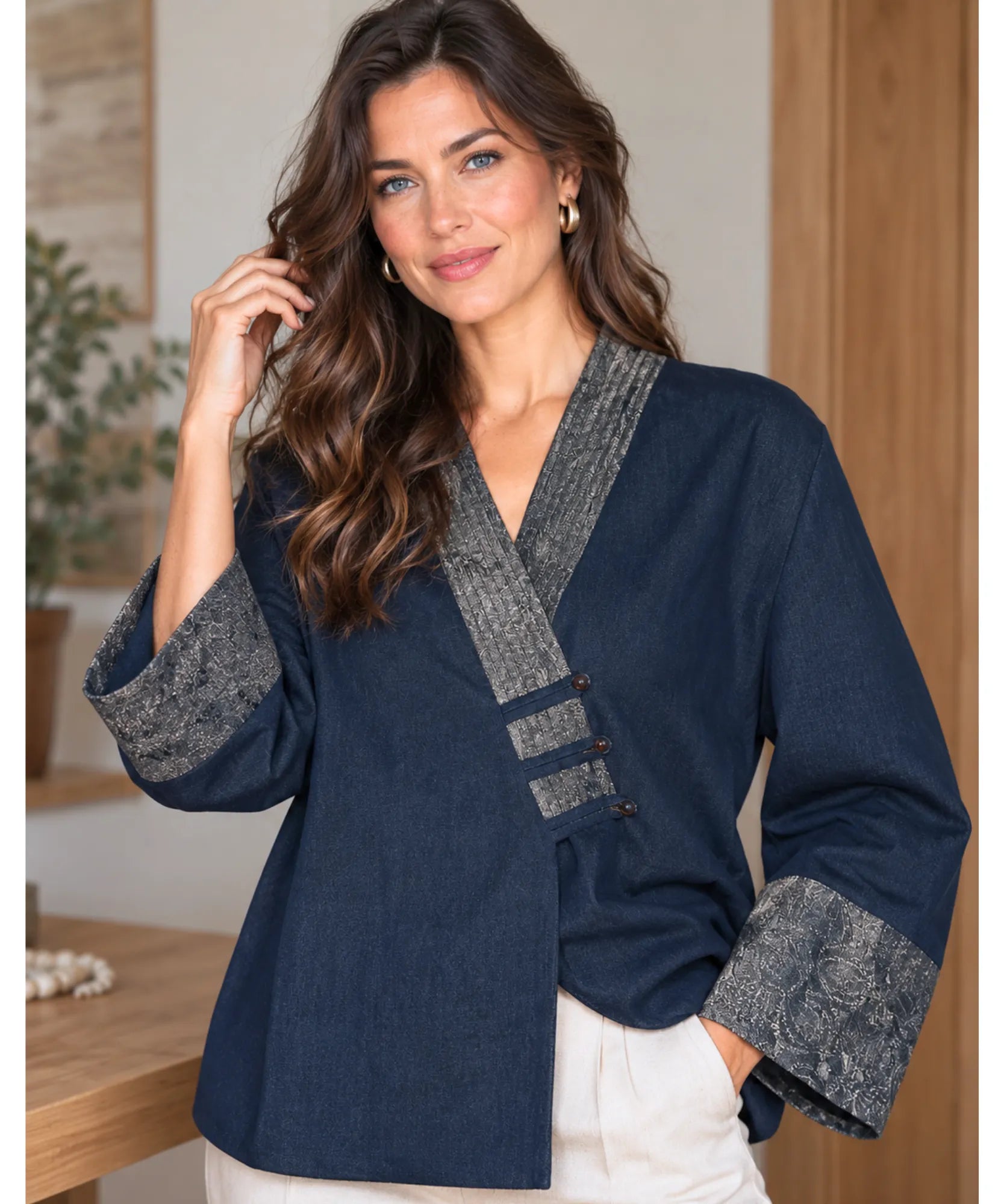 Kimono feminino curto de jeans com caimento solto no quadril