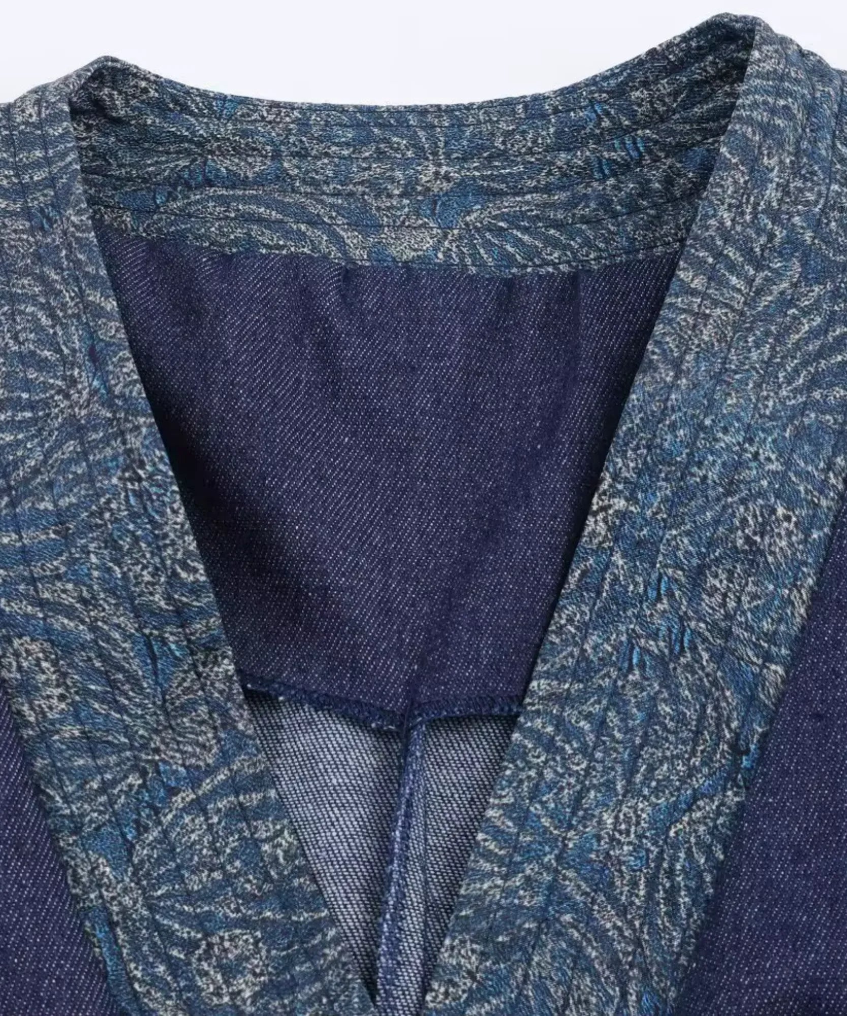 Detalhe da gola transpassada em jacquard floral do kimono de jeans