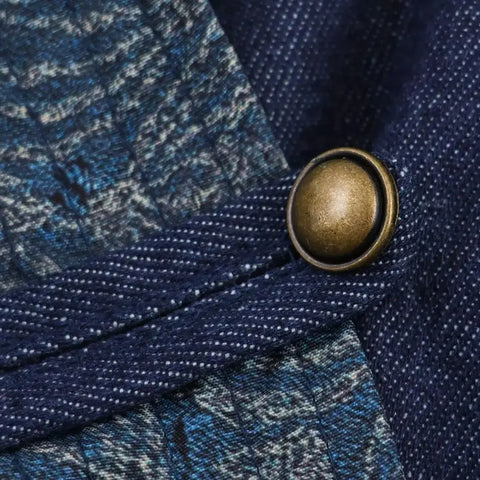 Detalhe do botão metálico envelhecido do kimono de jeans