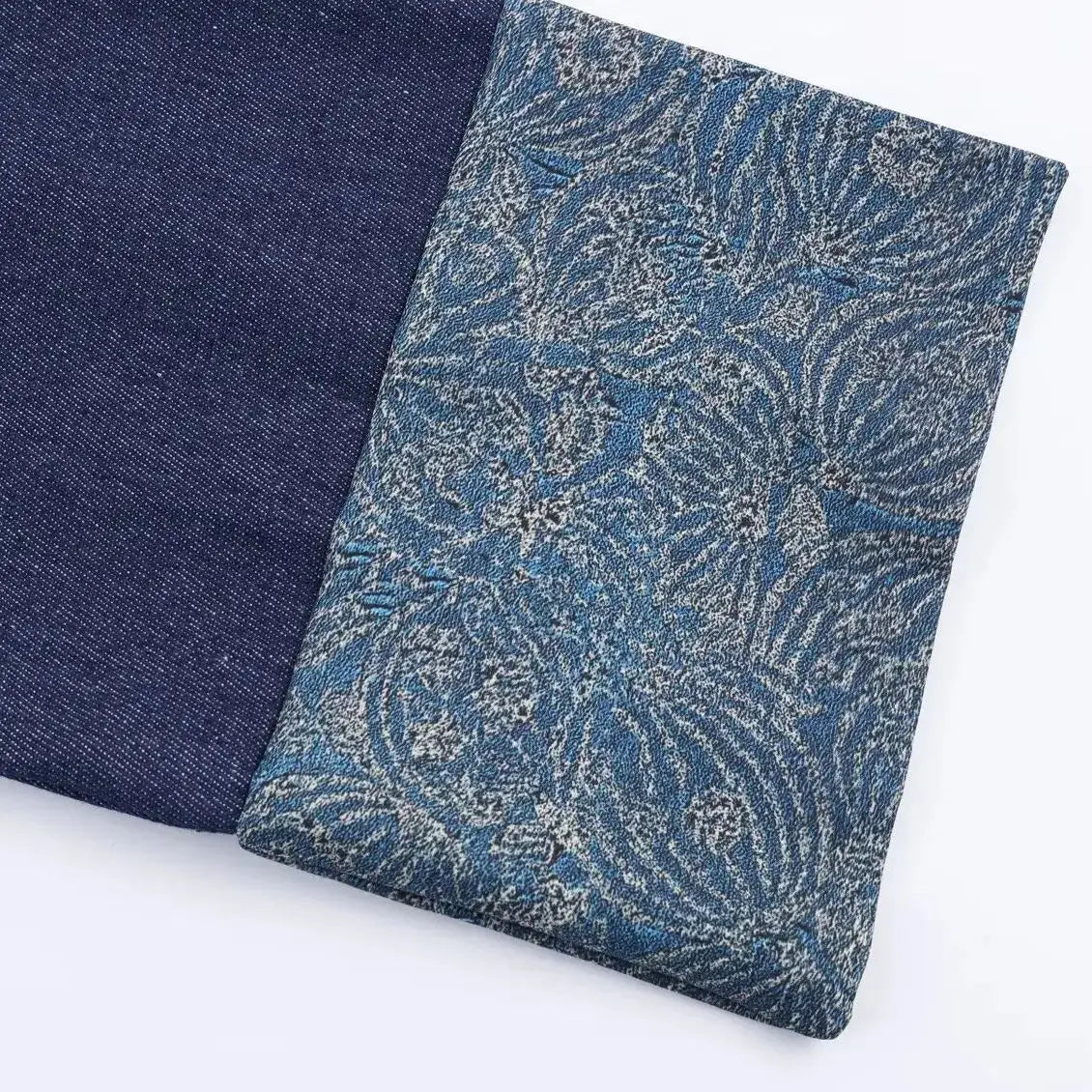 Detalhe do punho virado em jacquard floral do kimono de jeans