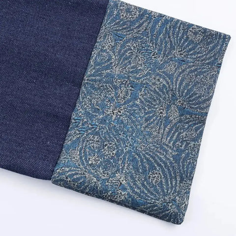 Detalhe do punho virado em jacquard floral do kimono de jeans