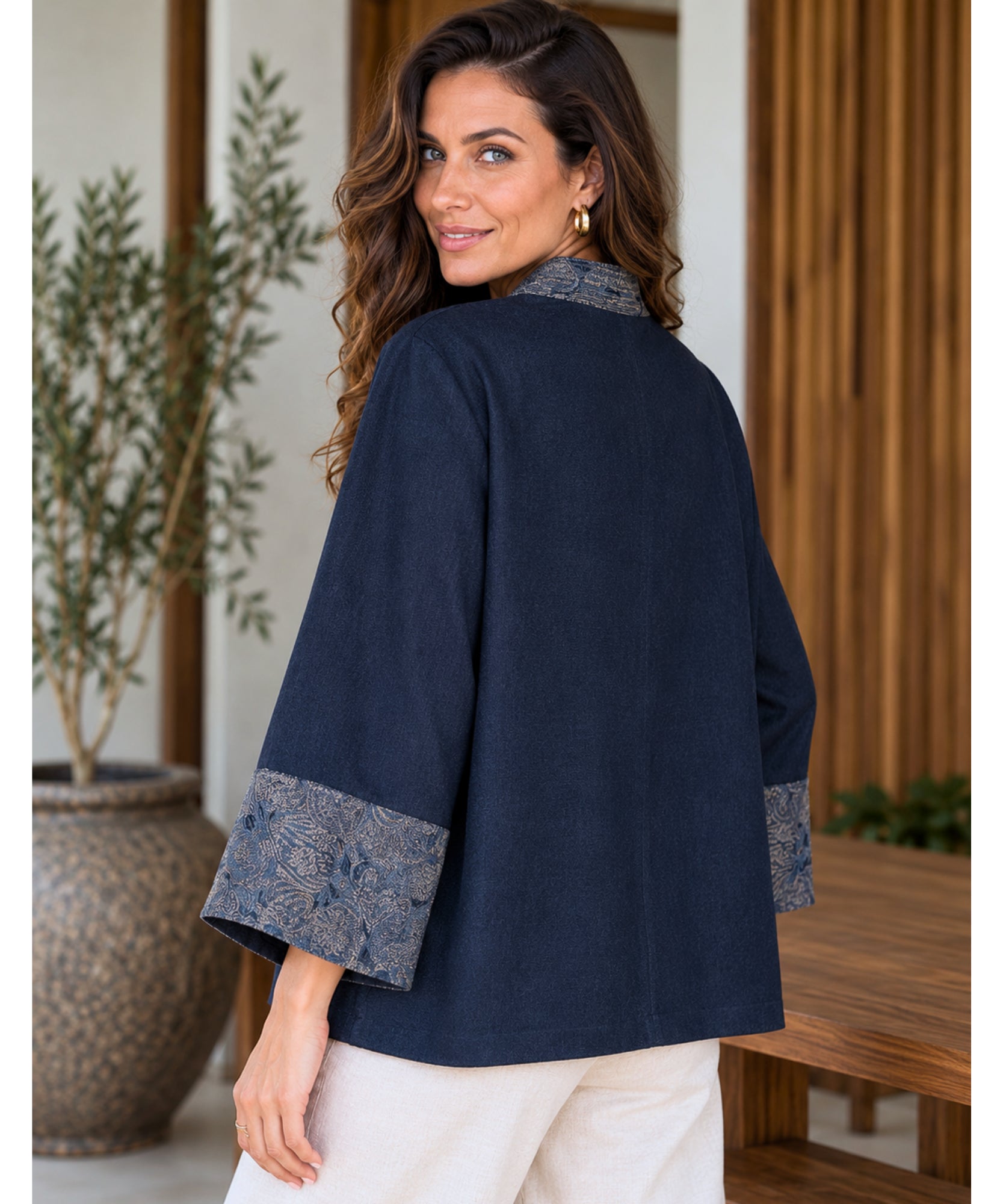 Kimono feminino curto de jeans visto de costas