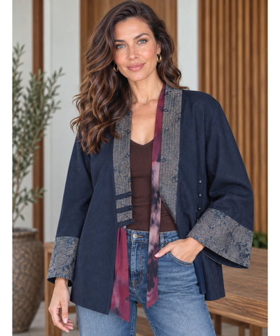 Kimono feminino curto de jeans em corpo inteiro com calça jeans clara