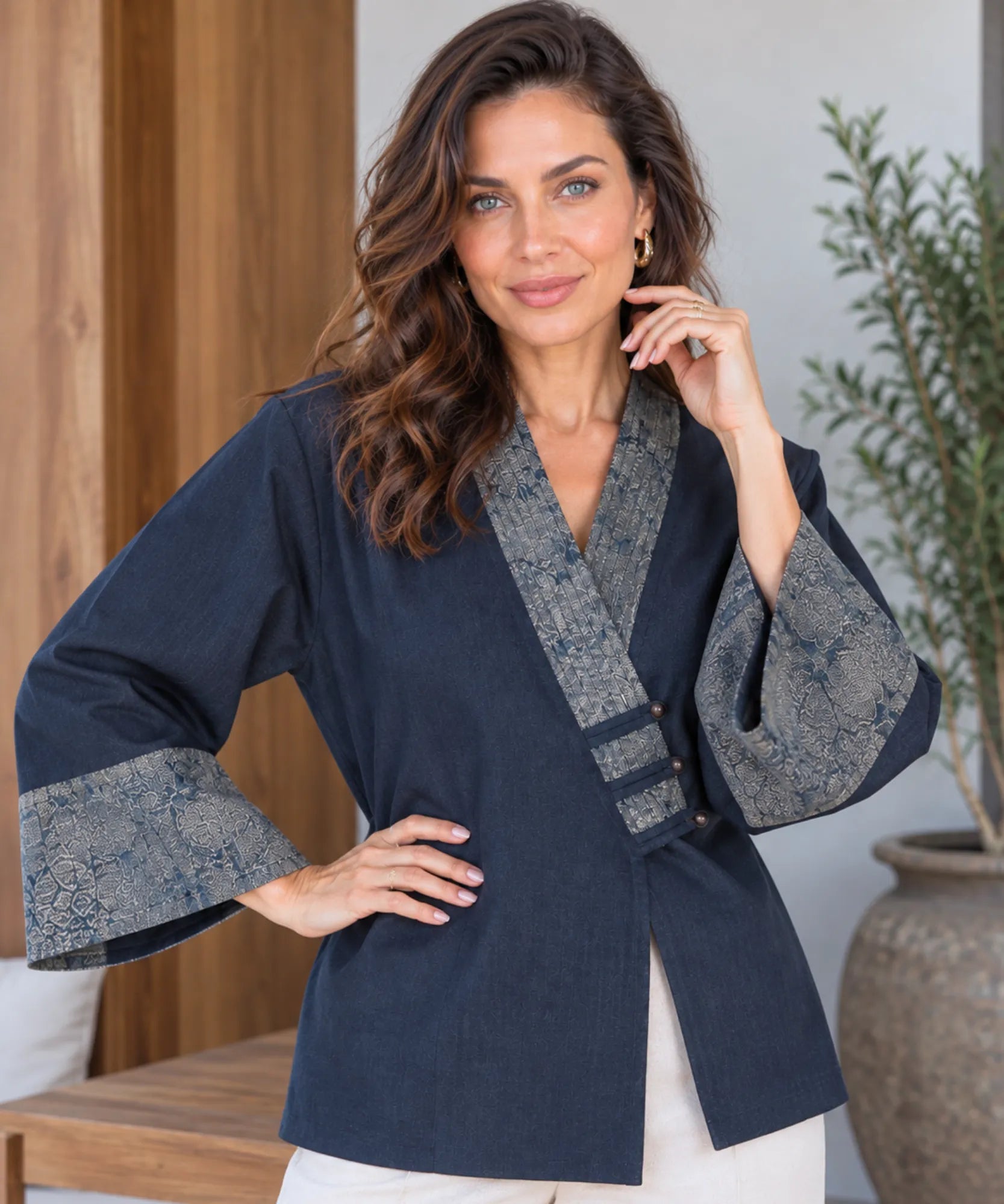 Kimono feminino curto de jeans com manga morcego e mão na cintura