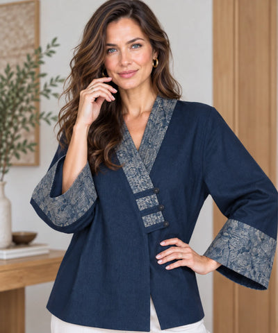 Kimono feminino curto de jeans com gola estampada contrastante