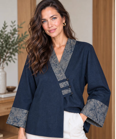 Kimono feminino curto de jeans com botões metálicos frontais