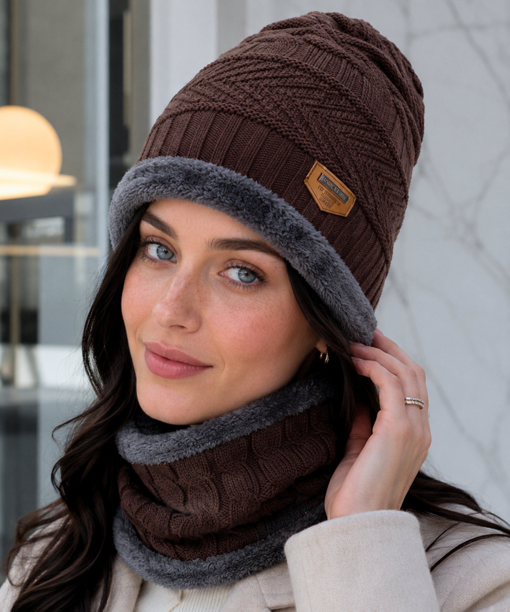 Comprar kit gorro feminino cachecol gola tricot forro pelúcia inverno conjunto 2 peças patch couro promoção ZARA