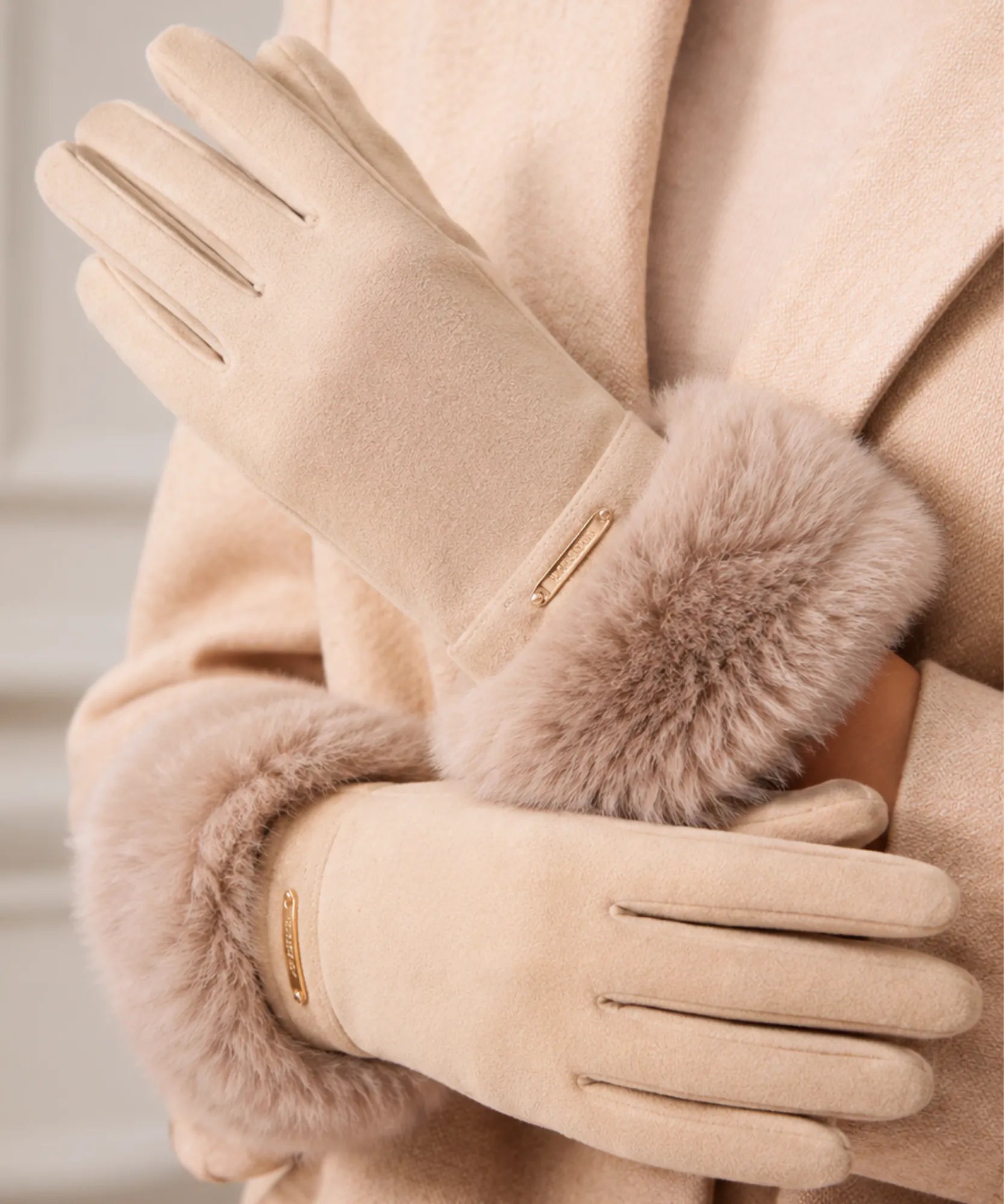 Comprar luva feminina de frio com pelo camurça touchscreen detalhe dourado inverno elegante em promoção ANELLIMN