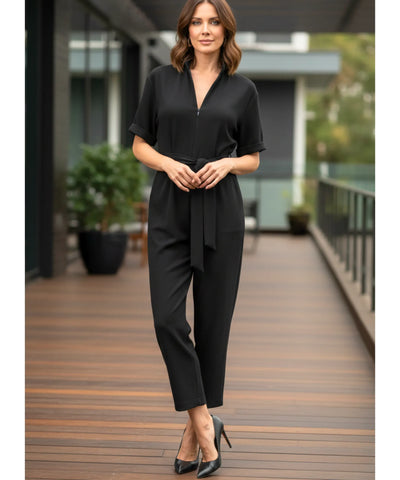 Comprar macacão alfaiataria feminino preto manga curta com amarração na cintura modelagem pantalona barato