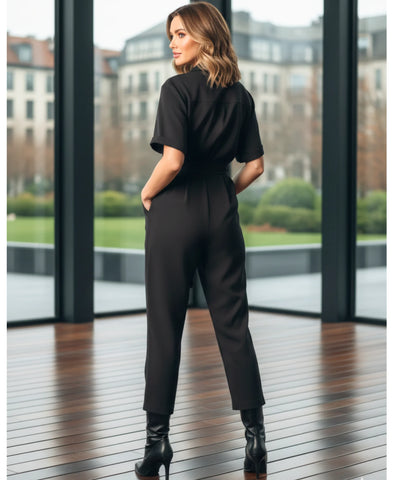 Comprar macacão alfaiataria feminino preto manga curta com amarração na cintura modelagem pantalona barato