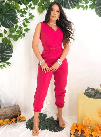 O Macacão Alfaiataria Jogger é uma peça de roupa feminina que combina o estilo elegante da alfaiataria com o conforto do moletom