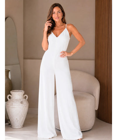 Macacão branco feminino longo de corpo inteiro, mostrando a perna pantalona larga até o chão