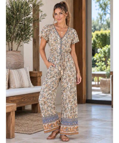 Macacão estampado floral branco, vista de frente, perna pantalona