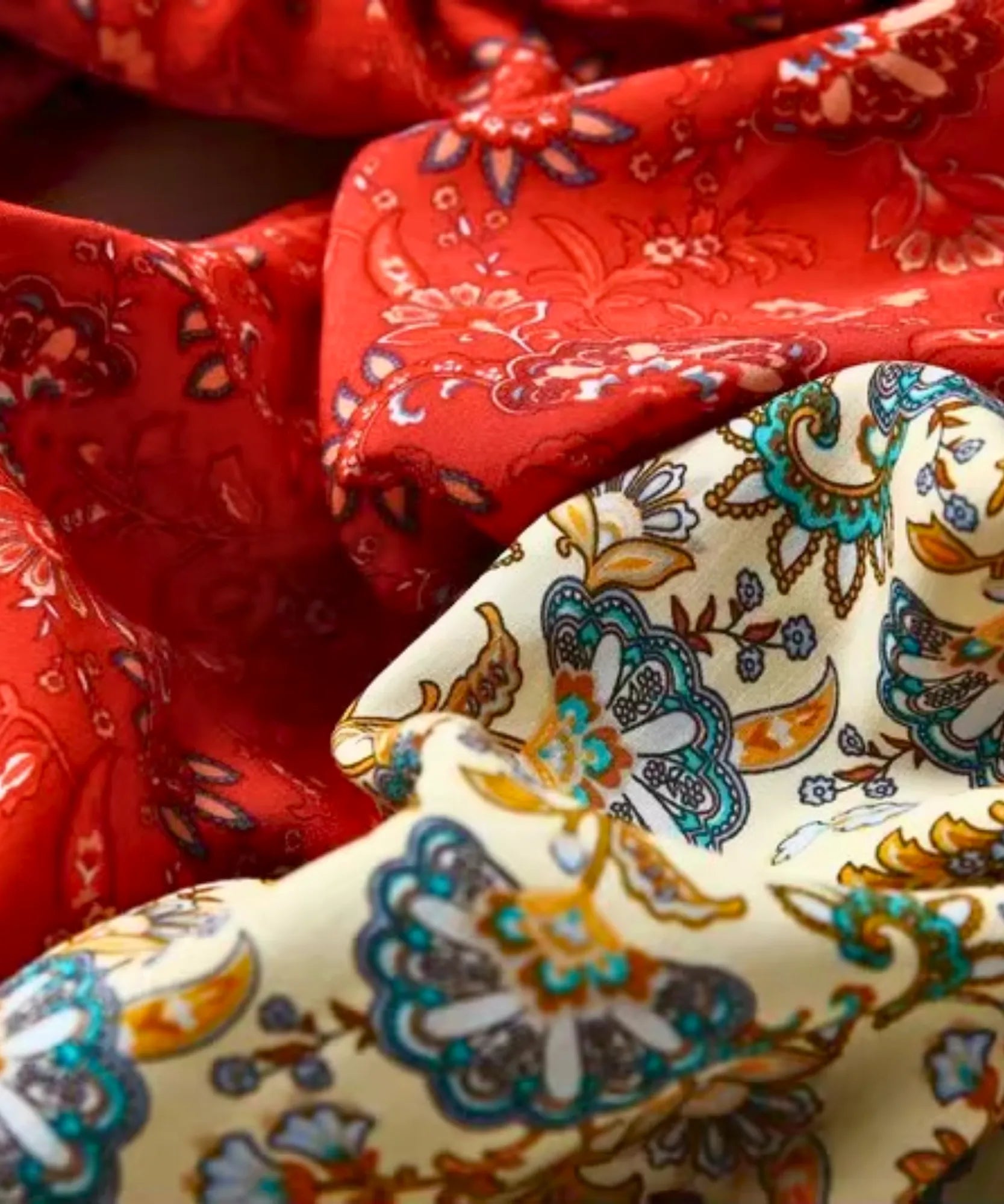 Detalhe da estampa floral do tecido de viscose do macacão longo