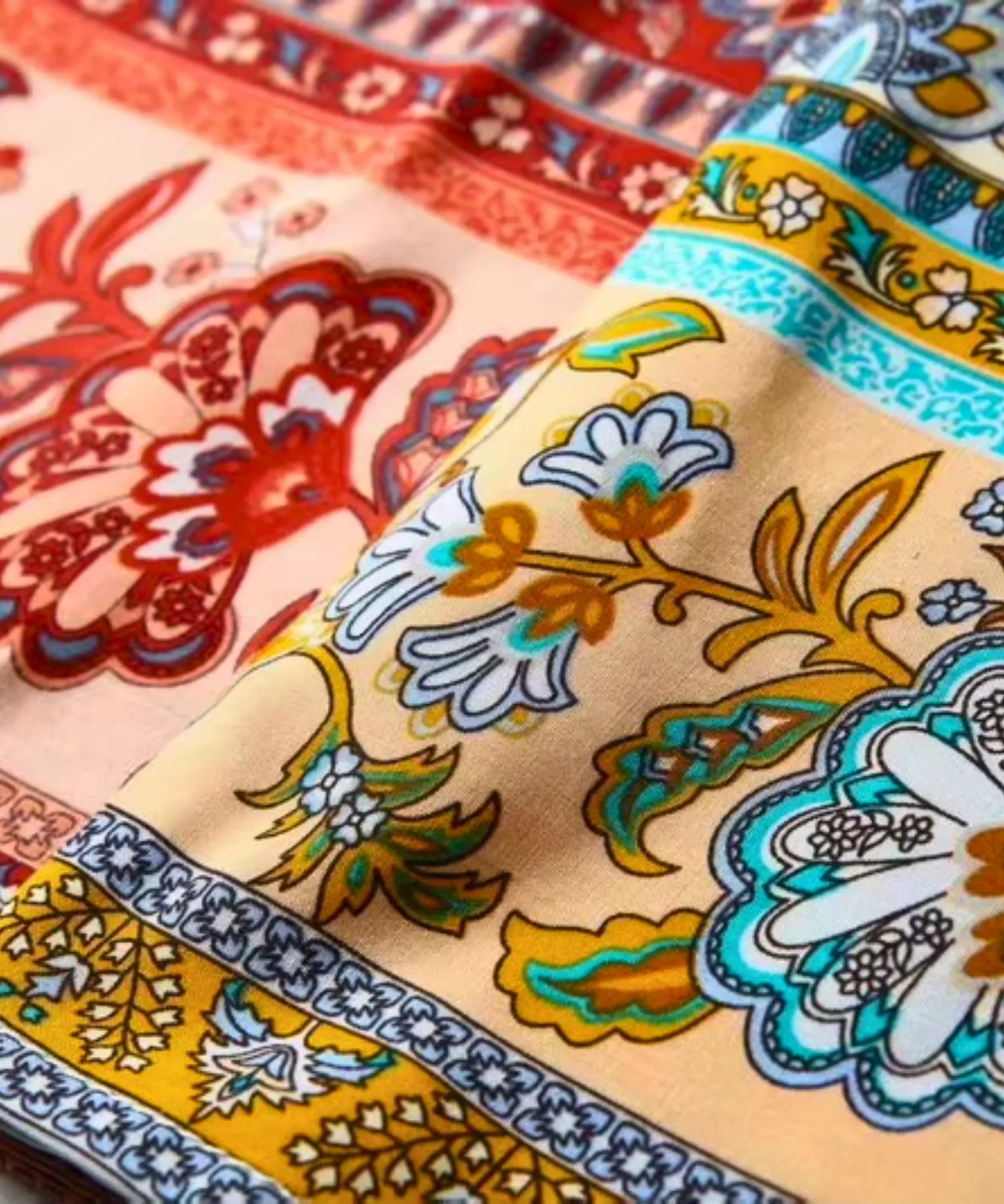 Detalhe da estampa floral do macacão nas cores vermelho e branco