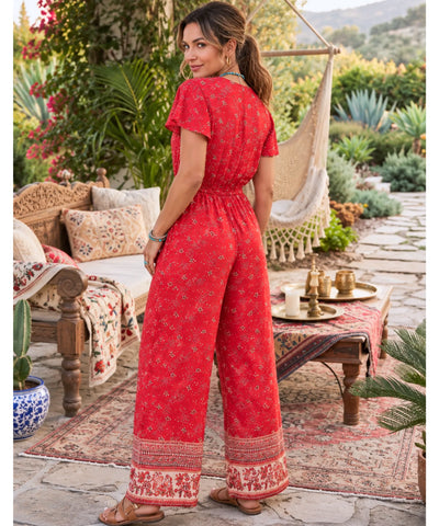 Macacão estampado floral vermelho, visto de costas, com cordão na cintura