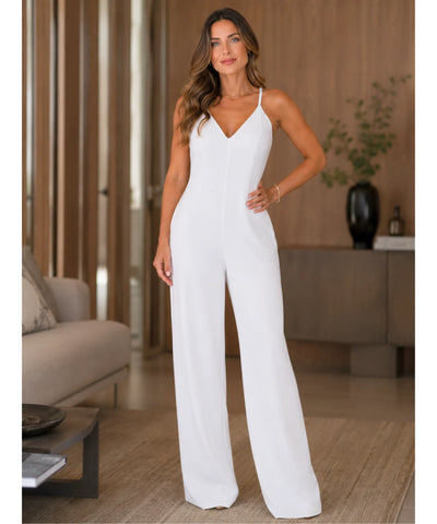 Macacão feminino branco de alfaiataria com pantalona e alças finas, visto de frente