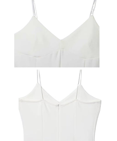 Still do macacão feminino branco: decote em V com pences na frente e zíper invisível nas costas