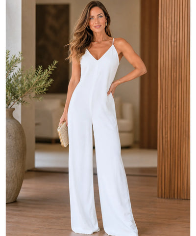 Look com macacão feminino branco longo de alfaiataria e bolsa de palha, dos pés à cabeça