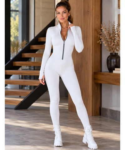 Macacão feminino branco de manga longa com zíper frontal e gola alta