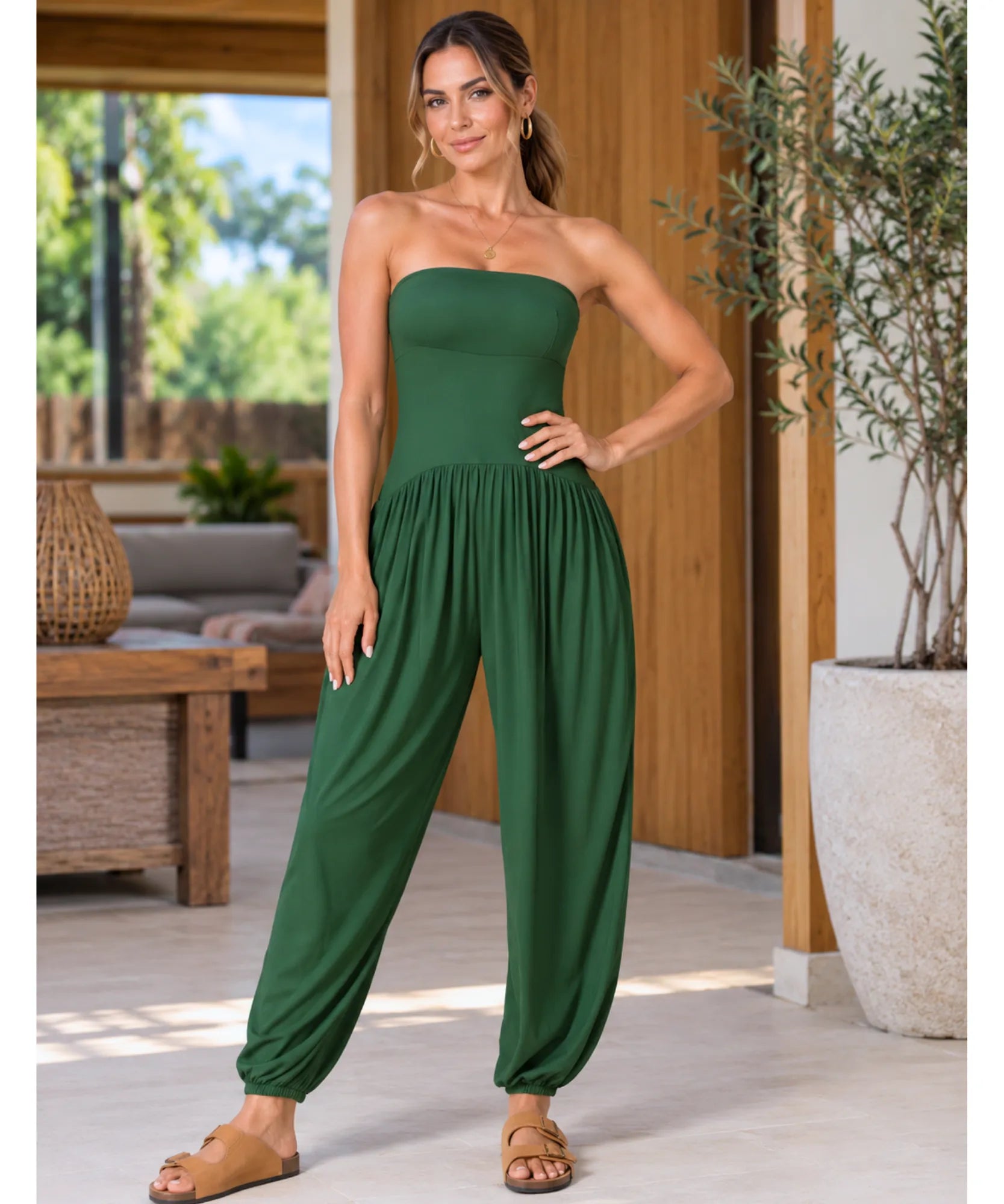 Macacão feminino de malha tomara que caia na cor verde, detalhe do modelo tomara que caia