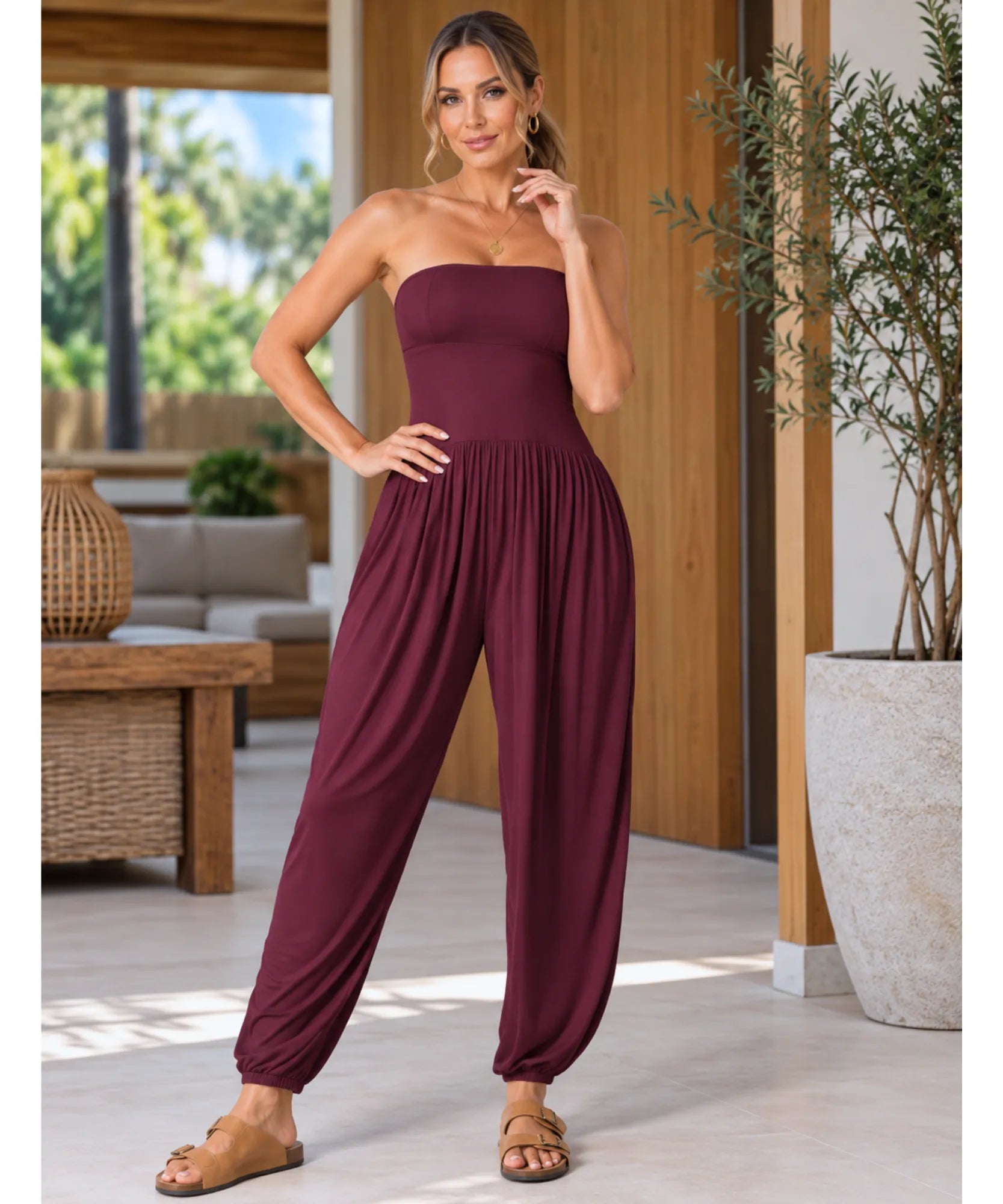 Macacão feminino de malha tomara que caia na cor vinho, detalhe do busto tomara que caia