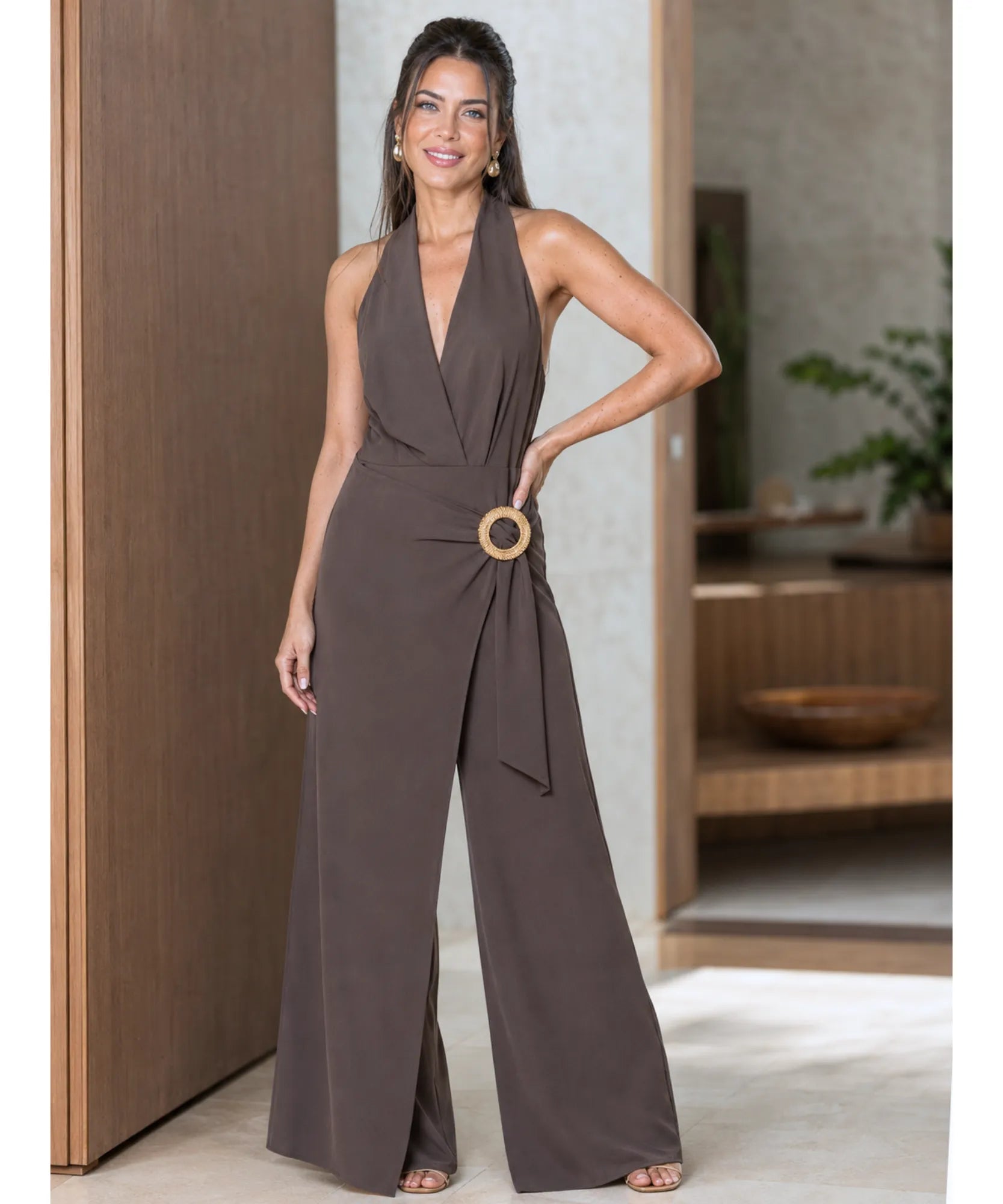 Comprar macacão frente única feminino marrom pantalona em promoção Anellimn