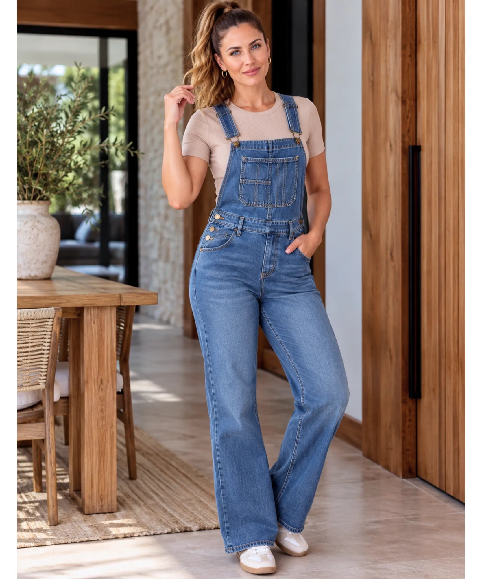 Detalhe dos bolsos e alças do macacão jardineira jeans azul claro, outro ângulo
