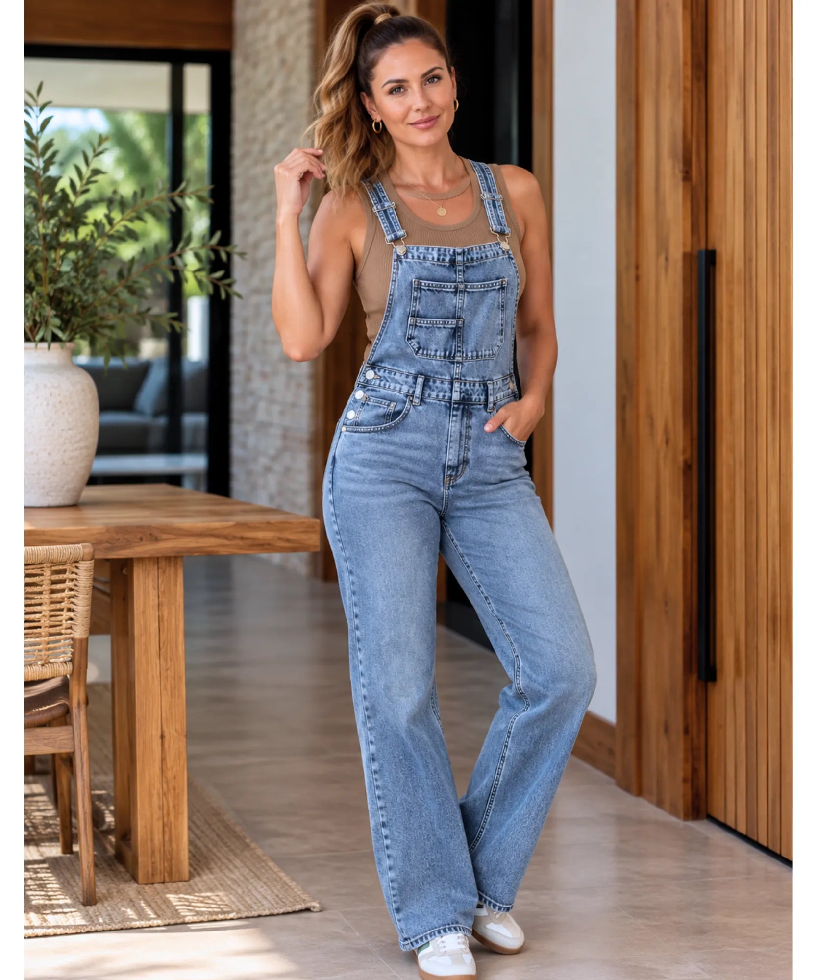 Detalhe dos bolsos e alças do macacão jardineira jeans azul claro