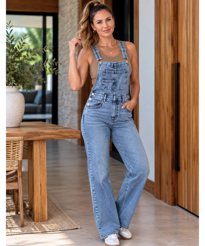 Detalhe dos bolsos e alças do macacão jardineira jeans azul claro