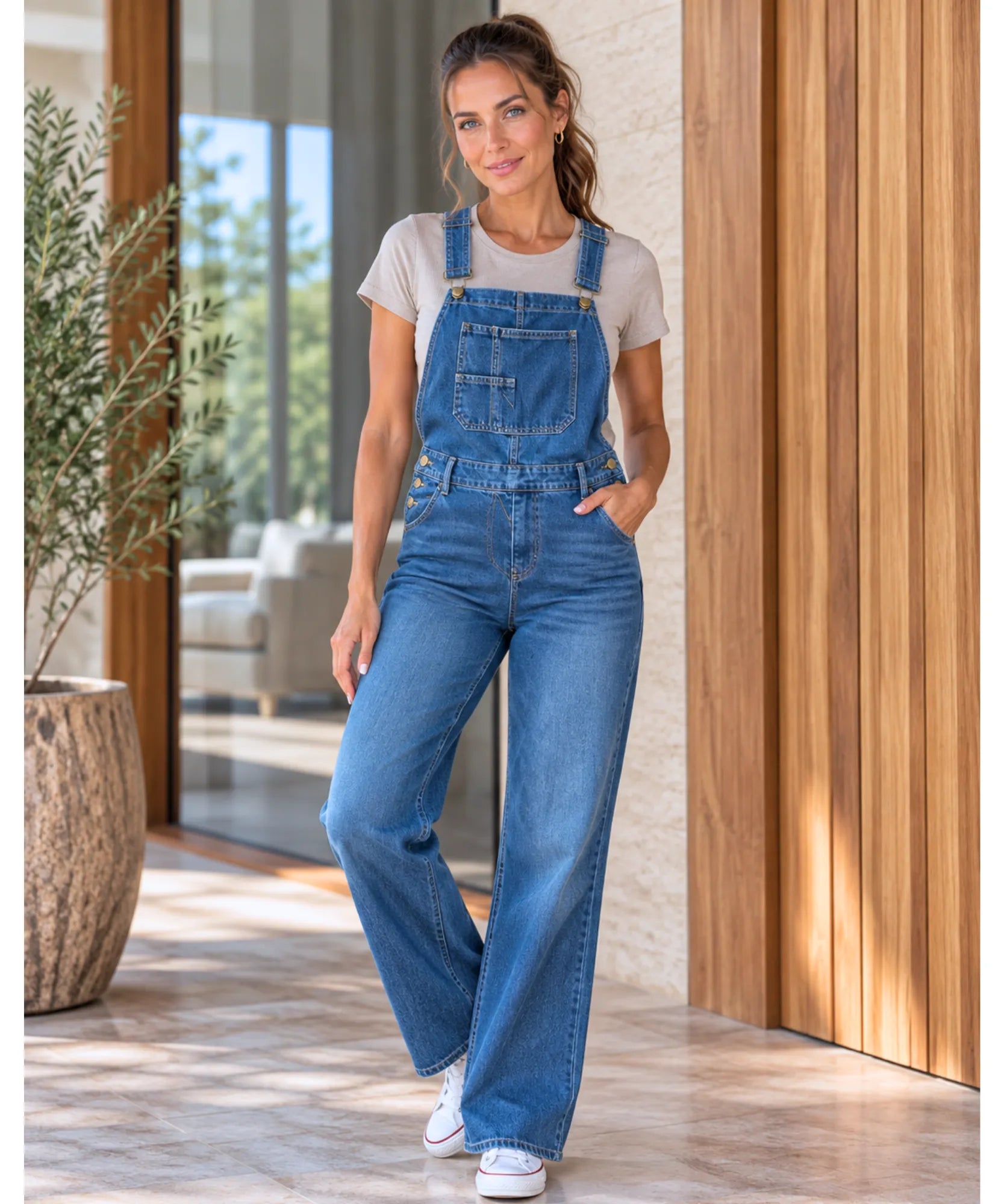 Macacão jardineira jeans azul, vista de frente