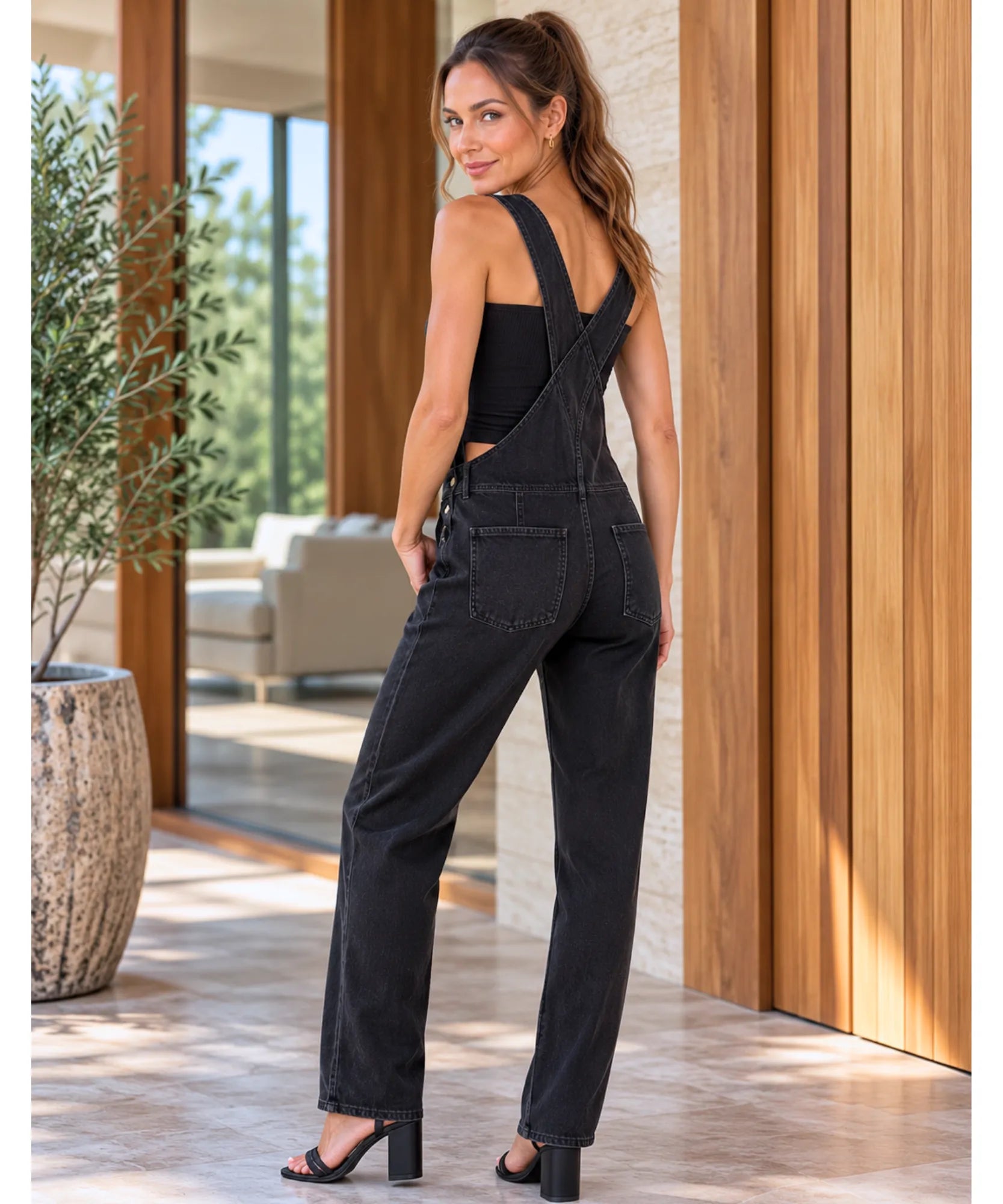 Macacão jardineira jeans preto, vista de costas