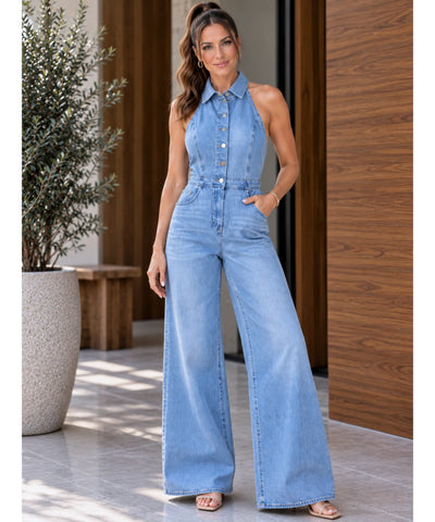 Macacão jeans pantalona feminino azul claro dos pés à cabeça, mostrando o comprimento longo da perna larga