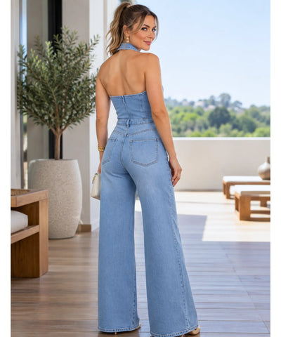 Macacão jeans pantalona feminino azul claro visto de costas, com decote nas costas e alças finas