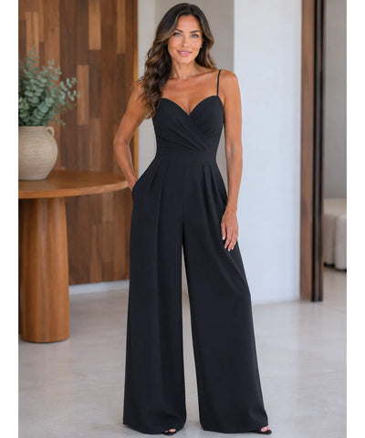 Macacão longo feminino de alfaiataria preto com alças finas e decote transpassado, vista de corpo inteiro na modelo