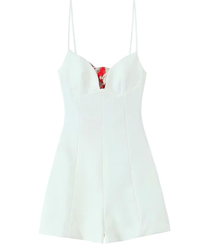 Detalhe do decote floral central do macaquinho alfaiataria branco feminino
