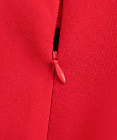 Detalhe da costura do tecido alfaiataria vermelho do macaquinho feminino