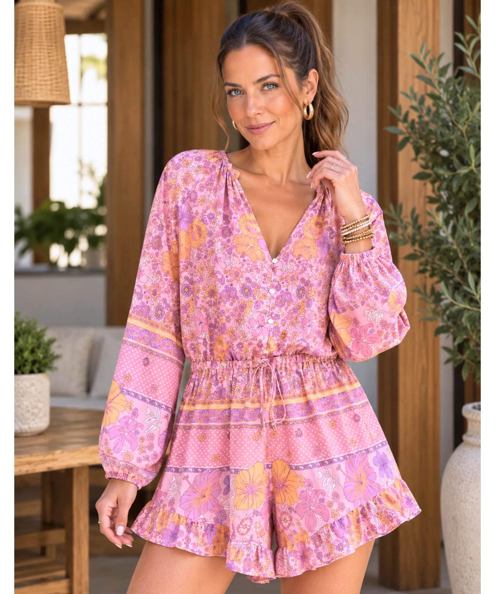 Macaquinho feminino rosa estampado com manga longa e decote V