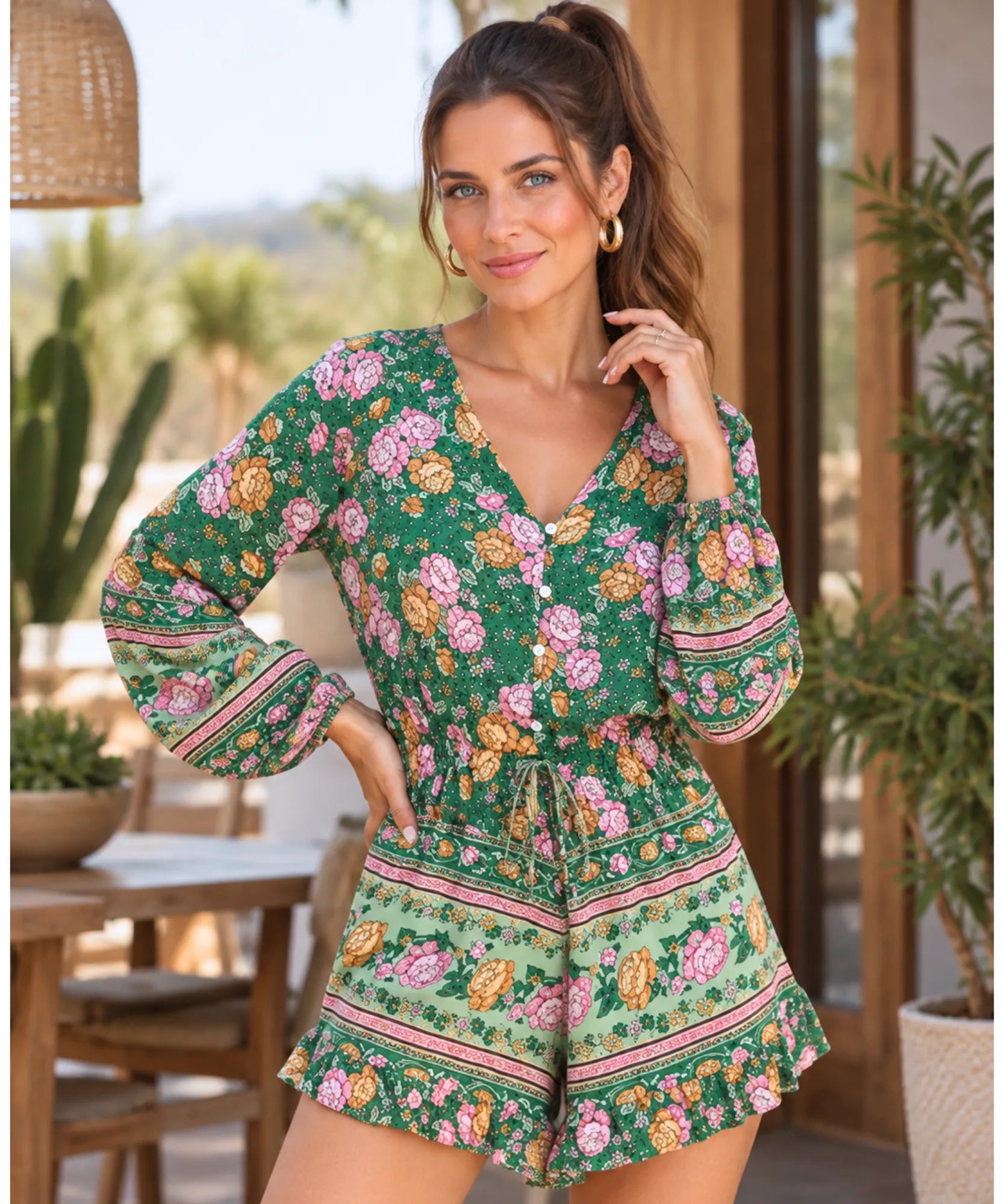 Macaquinho feminino verde estampado com manga longa e decote V