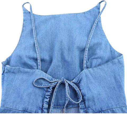 Detalhe da amarração com laço nas costas do macaquinho jeans feminino azul claro