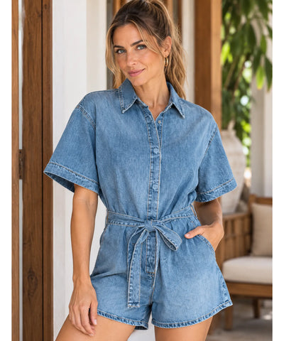 Macaquinho jeans feminino azul claro, detalhe do cinto amarrado na cintura