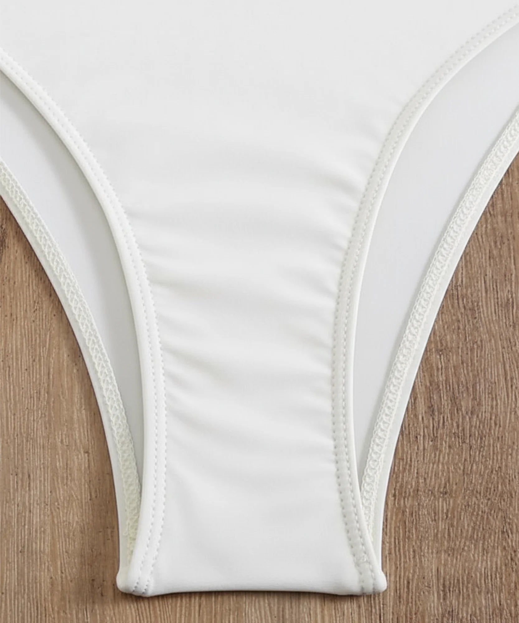  Comprar maiô feminino elegante com alça e flor decorativa para praia e piscina barato ou em promoção