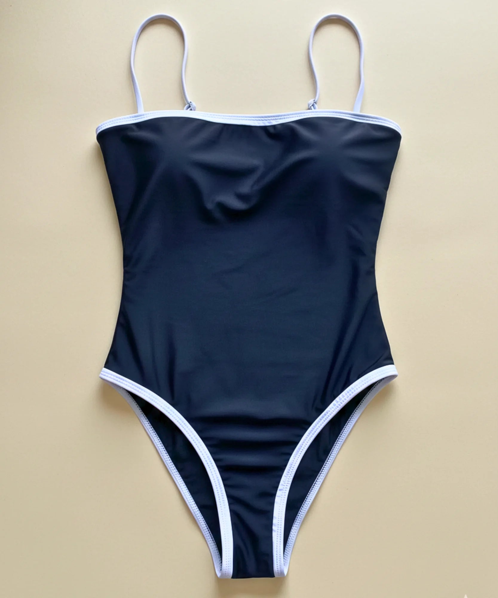 Comprar Maiô feminino fio dental bicolor elegante com decote quadrado e alças finas ajustáveis, confeccionado em poliamida premium de secagem rápida.