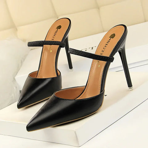 Mule bico fino preto still do par sobre a caixa