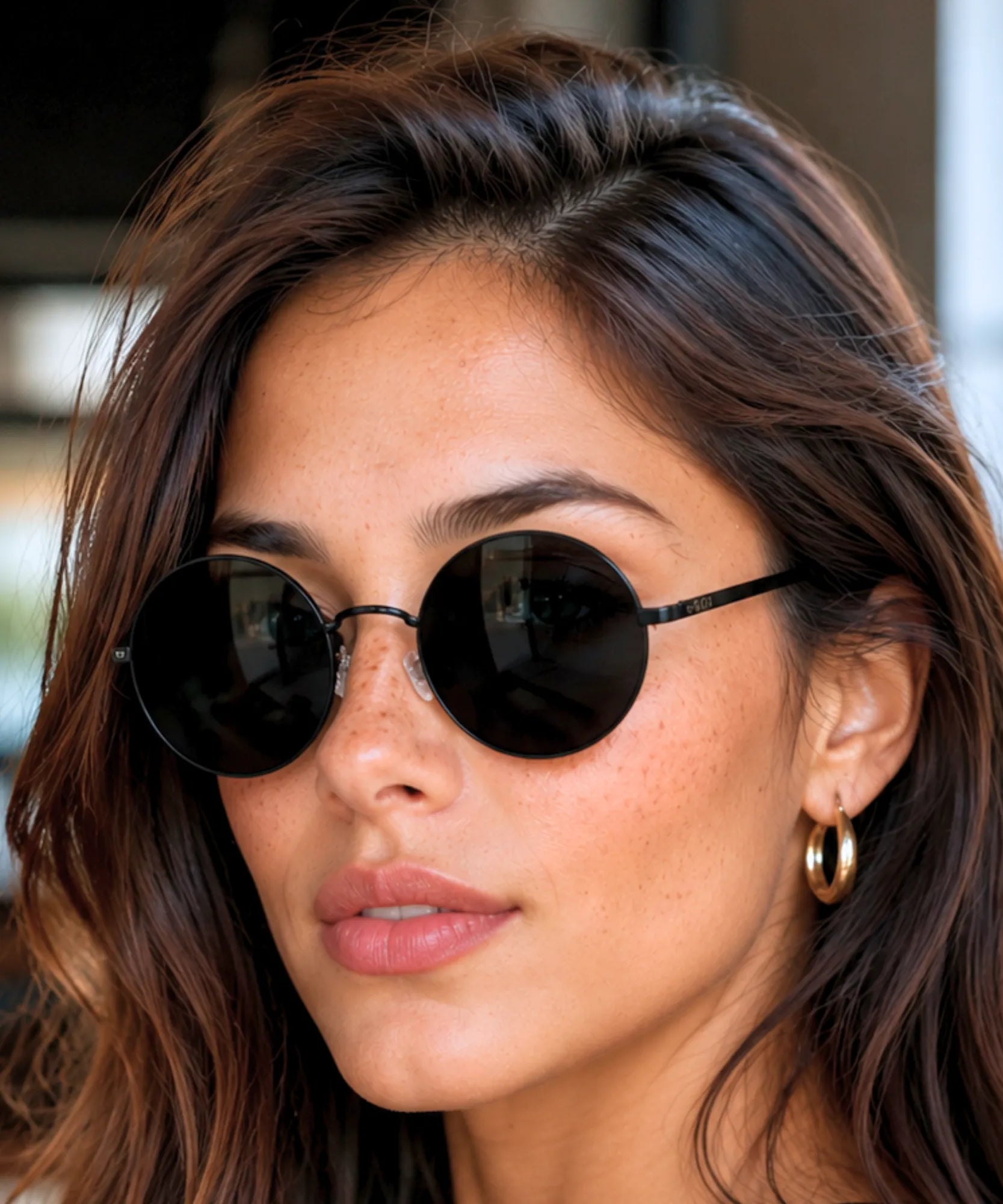 Óculos de sol redondo feminino polarizado com armação preta e lente preta na modelo — cor Preto | Allore Anellimn