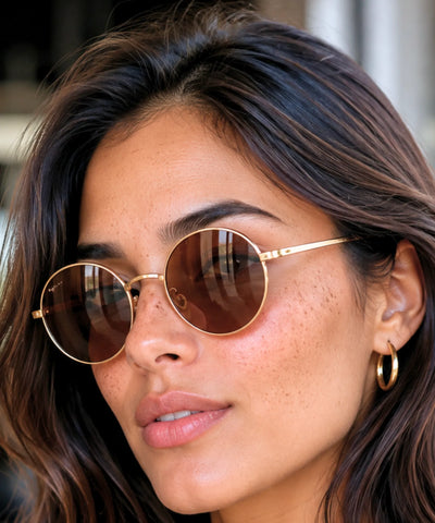 Óculos de sol redondo feminino polarizado armação dourada com lente café marrom na modelo — cor Café | Allore Anellimn
