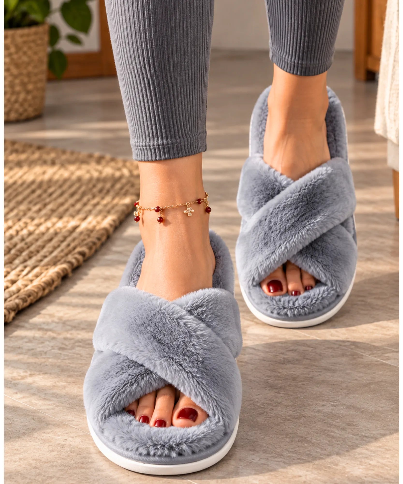 Pantufa aberta feminina de pelúcia cinza escuro com tiras cruzadas, vista de frente
