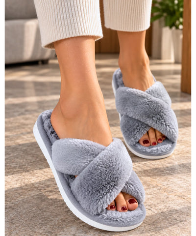 Pantufa aberta feminina de pelúcia cinza escuro em perfil, com tiras cruzadas no peito do pé