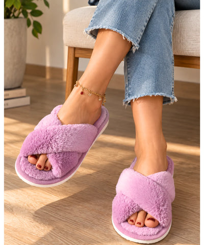 Pantufa aberta feminina de pelúcia lilás com tiras cruzadas, vista de frente
