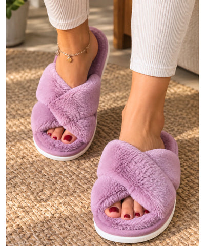 Pantufa aberta feminina de pelúcia lilás sobre tapete, vista de frente